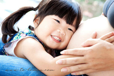 可愛的子瑄和懷二寶的媽麻、狗狗寶貝、和爸拔一起來拍照，這張是子瑄聽媽麻肚子裡二寶的聲音！