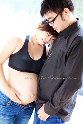 可愛的子瑄和懷二寶的媽麻、狗狗寶貝、和爸拔一起來拍照，這張是懷孕的媽麻及爸拔的合照！