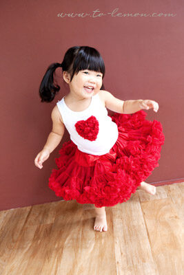 可愛的子瑄和懷二寶的媽麻、狗狗寶貝、和爸拔一起來拍照，這張是子瑄超Ｑ的寶寶寫真照！