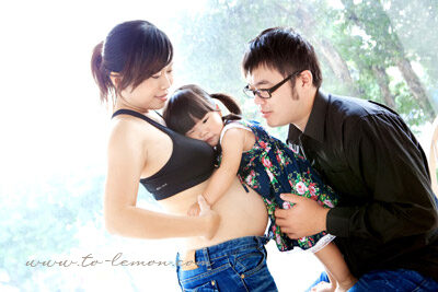 可愛的子瑄和懷二寶的媽麻、狗狗寶貝、和爸拔一起來拍照，這張是二寶出生前一家三口的美麗全家福！