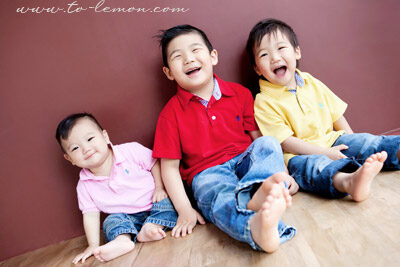Jeremy & Jasper & Joshua三兄弟和爸拔媽麻一起來拍照,這張是三兄弟的合照!