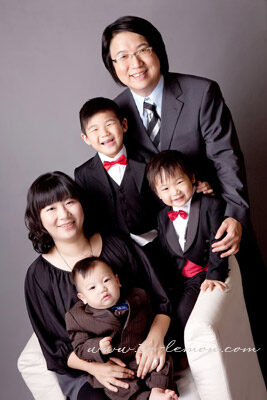 Jeremy & Jasper & Joshua三兄弟和爸拔媽麻一起來拍照，這張是一家五口的全家福！