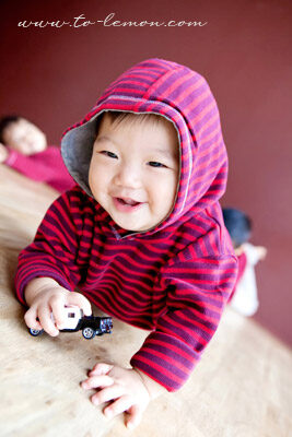 Jeremy & Jasper & Joshua三兄弟和爸拔媽麻一起來拍照,這張是正在學爬的小弟!