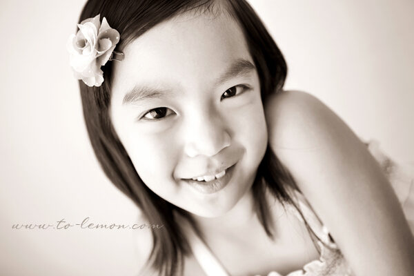 沛瑄 &沛亨和爸拔媽麻一起來拍照！這張是沛瑄的個人寫真特寫，是一張很有味道的黑白相片！