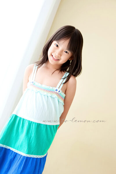 沛瑄 &沛亨和爸拔媽麻一起來拍照！這張是沛瑄的個人寫真，沛瑄很活潑上相！