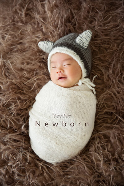 這張是隨手分享的一張新生兒寶寶照，相片裡的寶寶在夢中笑得好開心及滿足啊！