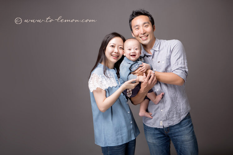 這是隨手分享的一張一家三口的全家福!寶寶在爸拔媽麻中間笑得好開心啊!