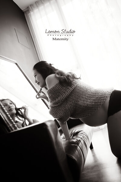 這是隨手分享的一張孕媽媽寫真，相片裡的孕媽媽好美啊，正在看著鏡子化妝的孕媽媽！黑白相片的呈現，讓這張相片增添了些復古卻歷久彌新的感覺！