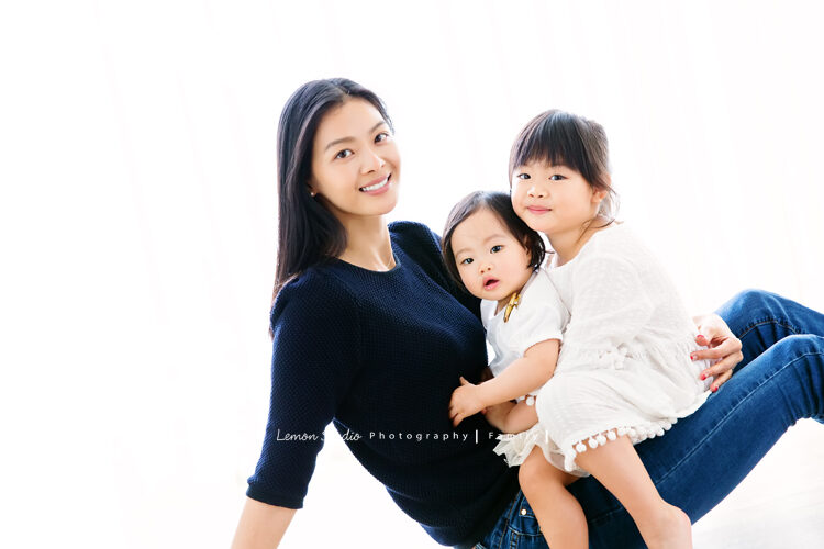 林嘉綺Patina Lin一家來拍家庭寫真，這張是媽麻與兩個寶貝女兒母女三人的合照！