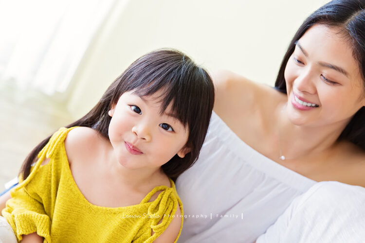 林嘉綺Patina Lin一家來拍家庭寫真，這張是姊姊的特寫！姊姊逗趣的表情！
