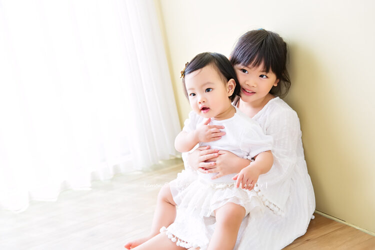 林嘉綺Patina Lin一家來拍家庭寫真，這張是姊姊抱著妹妹的合照！