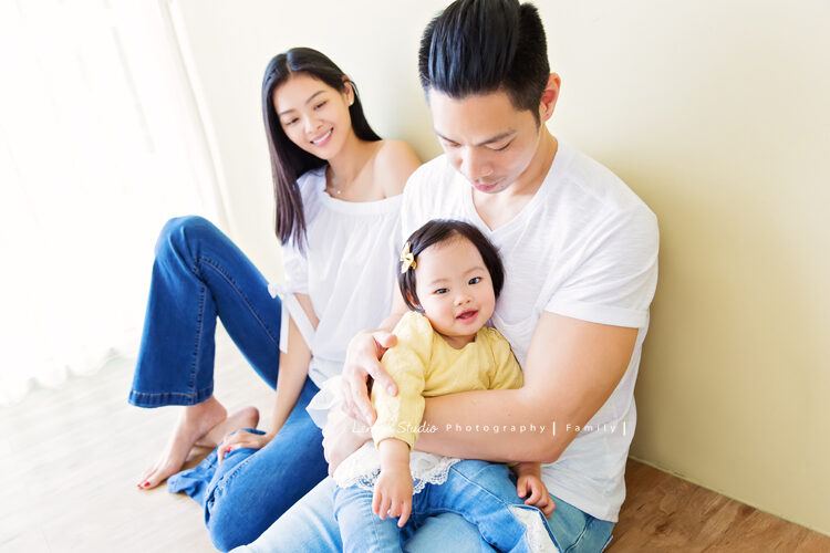 林嘉綺Patina Lin一家來拍家庭寫真，這張是爸拔媽麻與妹妹的合照！