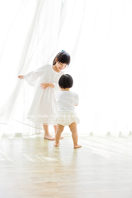 林嘉綺Patina Lin一家來拍家庭寫真，這張是姊妹倆人的互動！