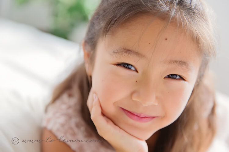 若&言若第二次從美國回台灣來拍照，這張是妹妹換上白色洋裝的個人特寫！