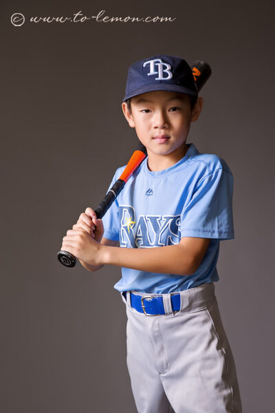 若&言若第二次從美國回台灣來拍照，這張是哥哥換上棒球裝的個人寫真！