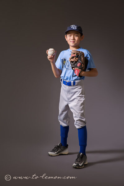 若&言若第二次從美國回台灣來拍照，這張是喜歡棒球的哥哥個人獨照！