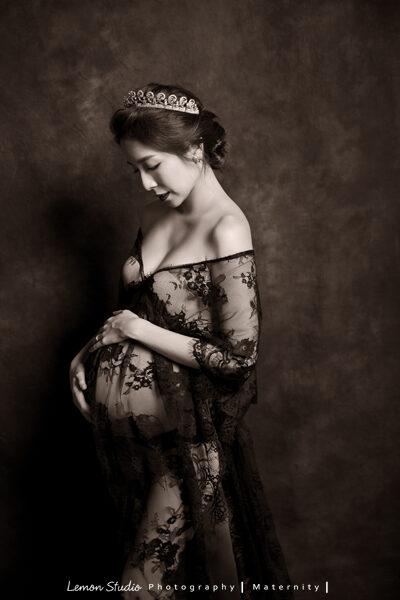 這張是隨手分享的孕媽媽寫真照，相片裡的孕媽媽穿著一襲黑色薄紗小禮服摸著肚子好美啊！