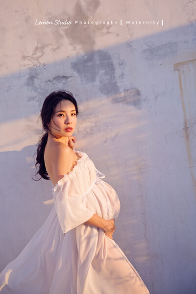 這張是隨手分享的孕媽媽寫真照，相片裡的孕媽媽在夕陽的光下看著鏡頭超美的啊！