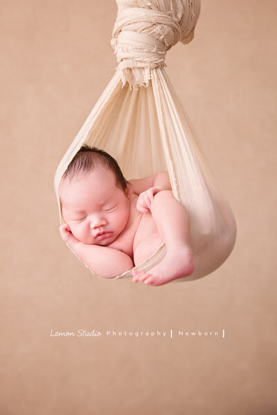 這張是隨手分享的一張新生兒寶寶寫真照,熟睡的寶寶吊掛在布裡,好美啊!