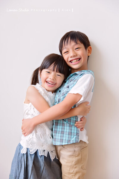 Ashely & Brian來拍兒童攝影，這張是Ashely＆Brian抱在一起的合照！