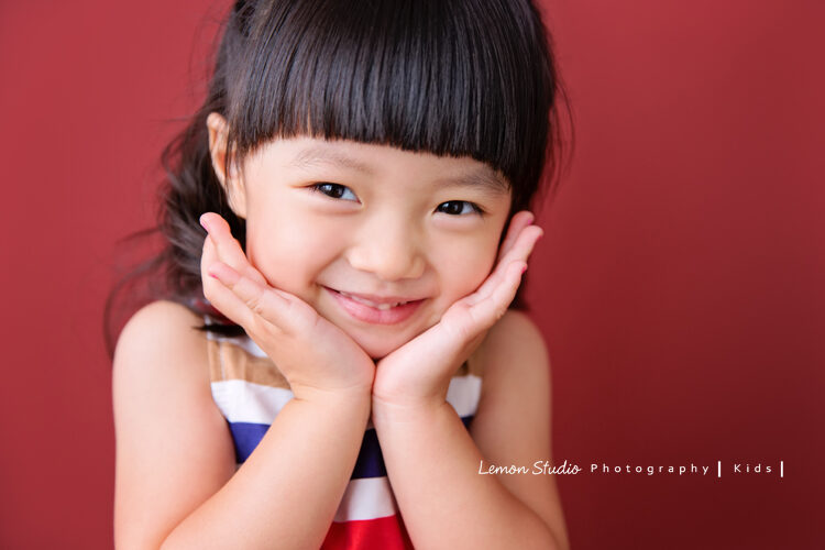 Micaiah & Eden來拍兒童攝影,這張是Micaiah的特寫,Micaiah的手在臉下方像擺一朵花這樣,超Q的啊!