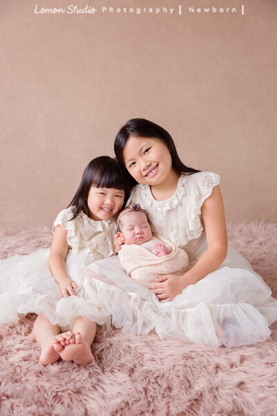 Vivien媽麻三寶出生不久來拍新生兒寫真&家庭攝影,這張是姊姊們和三寶的合照!
