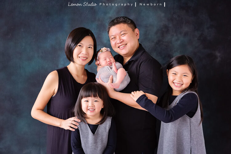 Vivien媽麻三寶出生不久來拍新生兒寫真&家庭攝影,這張是一家五口的美麗全家福!