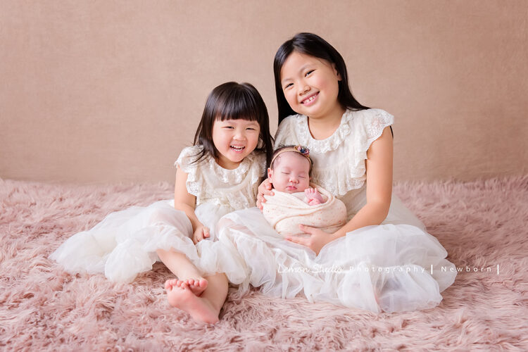 Vivien媽麻三寶出生不久來拍新生兒寫真&家庭攝影,這張是姊姊們和熟睡中的三寶的合照!