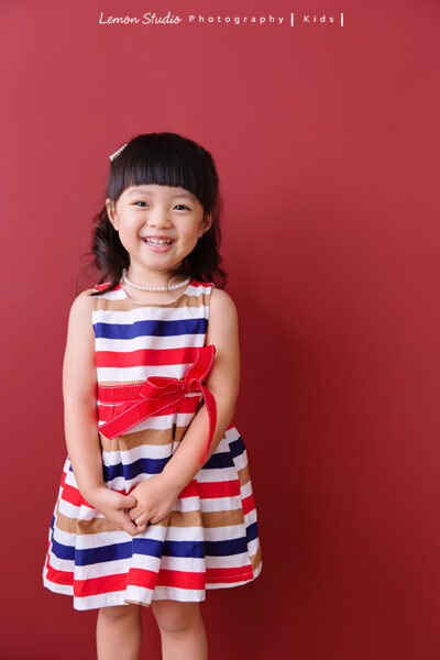 Micaiah & Eden來拍兒童攝影,這張是穿著一件有蝴蝶結洋裝Micaiah個人寫真照,Micaiah的笑容好有感染力啊!
