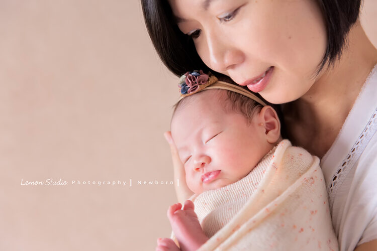 Vivien媽麻三寶出生不久來拍新生兒寫真&家庭攝影,這張是媽麻和三寶的合照!