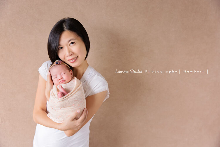 Vivien媽麻三寶出生不久來拍新生兒寫真&家庭攝影,這張是媽麻和三寶的合照!睡著的三寶超Q!