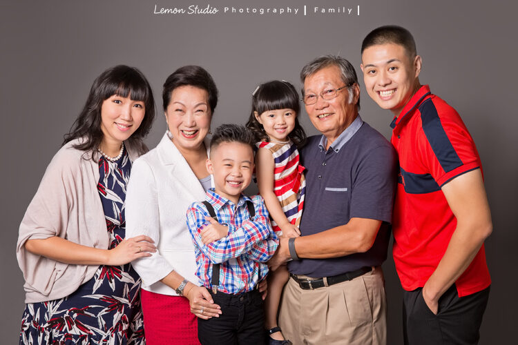 Micaiah & Eden來拍家庭攝影,這張是Micaiah&Eden一家和外公外婆的三代同堂全家福!