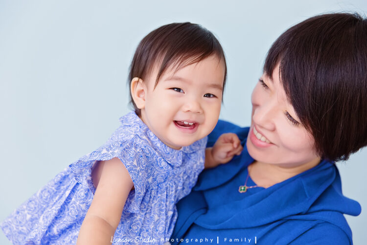 昕亞來拍寶寶寫真,這張媽麻抱著昕亞!媽麻和昕亞都穿藍色系的衣服,很優雅!