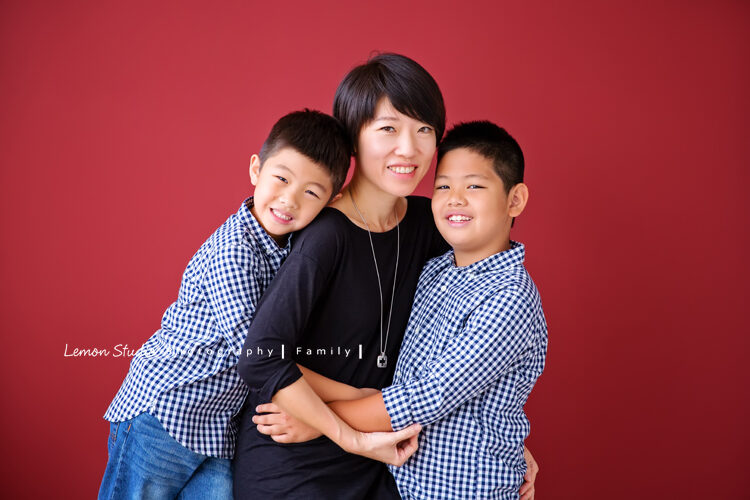 昕亞來拍寶寶寫真,這張是媽麻及哥哥們!