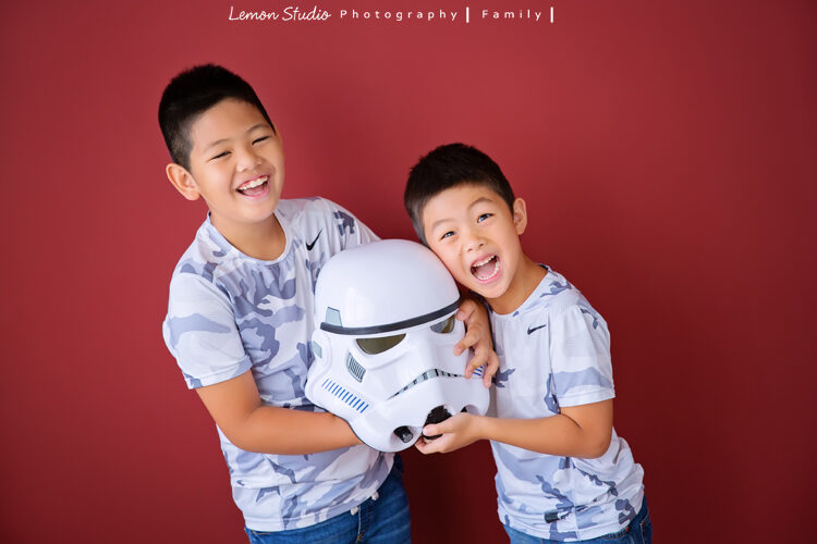昕亞來拍寶寶寫真,這張是哥哥們跟星際大戰的頭盔合照,兩人好開心!
