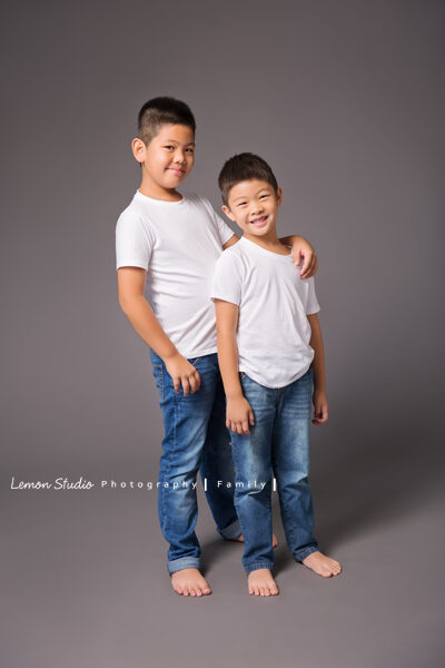 昕亞來拍寶寶寫真,這張是兩位哥哥的合照!