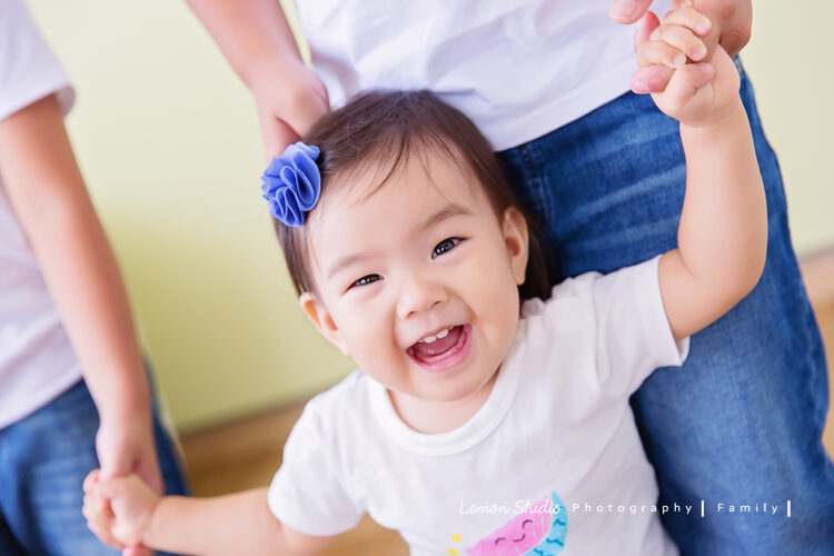 昕亞來拍寶寶寫真,這張是昕亞的特寫,攝影師黎爸超會逗小孩,昕亞笑得好燦爛啊!