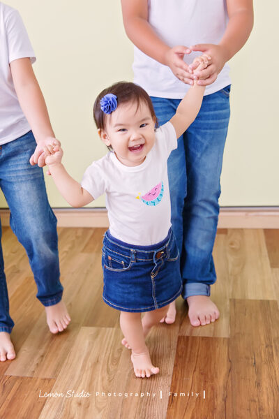 昕亞來拍寶寶寫真,這張是昕亞的個人寶寶寫真照!昕亞穿牛仔裙,頭上還別了一個藍色的小花,好可愛!