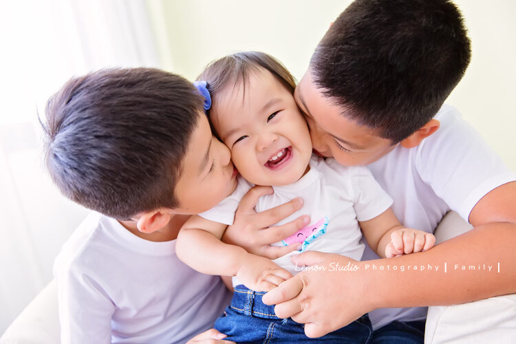 昕亞來拍寶寶寫真,這張是哥哥們親親小昕亞!