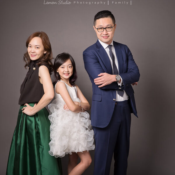 薇恩一家來拍家庭寫真，這張是穿著小禮服的薇恩和爸拔媽麻的全家福！