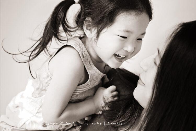 野村師傅一家來拍家庭攝影,這是姊姊和美麗的媽麻的互動!