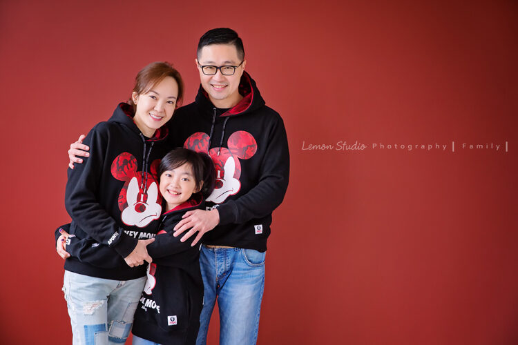 薇恩一家來拍家庭寫真，這張是穿著親子裝的薇恩和爸拔媽麻的全家福！