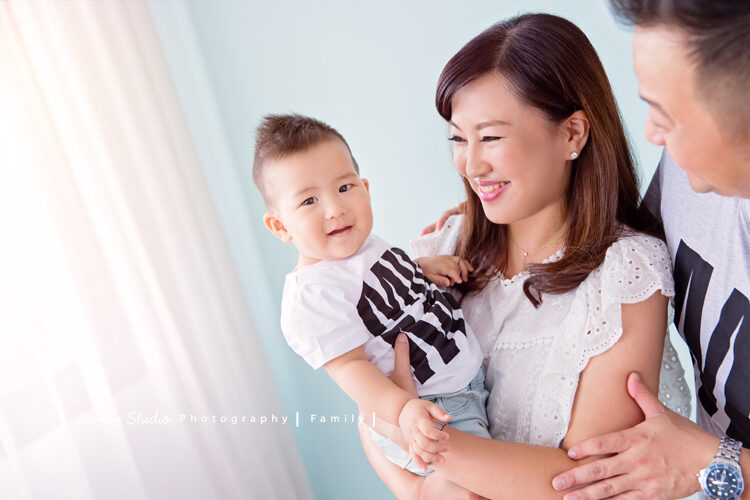 宸宇來拍寶寶寫真,這張媽麻抱著宸宇,媽麻很滿足地看著宸宇!
