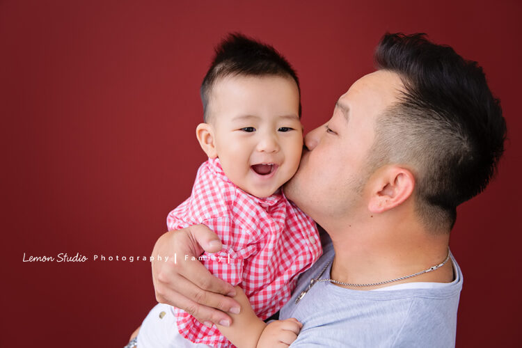 宸宇來拍寶寶寫真,這張爸拔親親宸宇,宸宇好開心啊!
