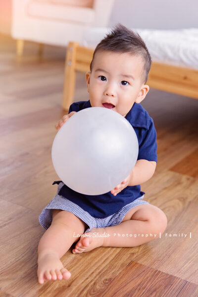 宸宇來拍寶寶寫真,這張是宸宇的個人寶寶寫真照,宸宇抱著一顆氣球!