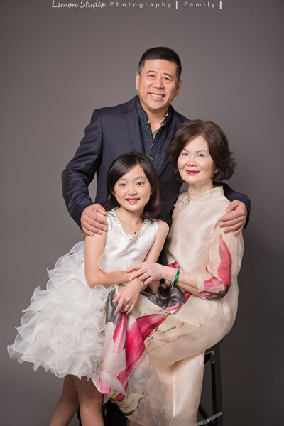 薇恩一家來拍家庭寫真，這張是薇恩和外公外婆的合照！