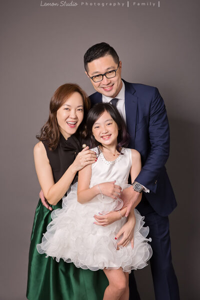 薇恩一家來拍家庭寫真，這張是薇恩和爸拔媽麻的合照，一家人笑得好開心啊！