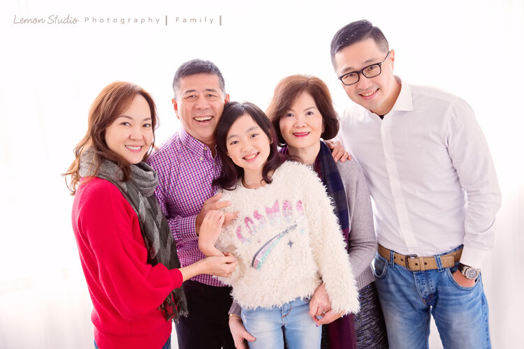 薇恩一家來拍家庭寫真，這張是薇恩和爸拔媽麻外公外婆三代同堂的全家福！