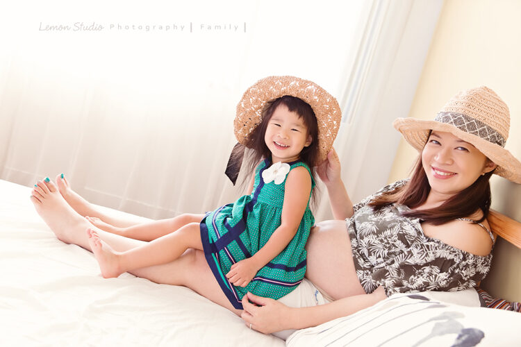 郝薆一家來拍孕媽媽寫真＆兒童寫真，這張是媽麻及姊姊的合照！