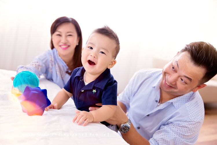 宸宇來拍寶寶寫真，這張是宸宇和爸拔媽麻的自然互動！